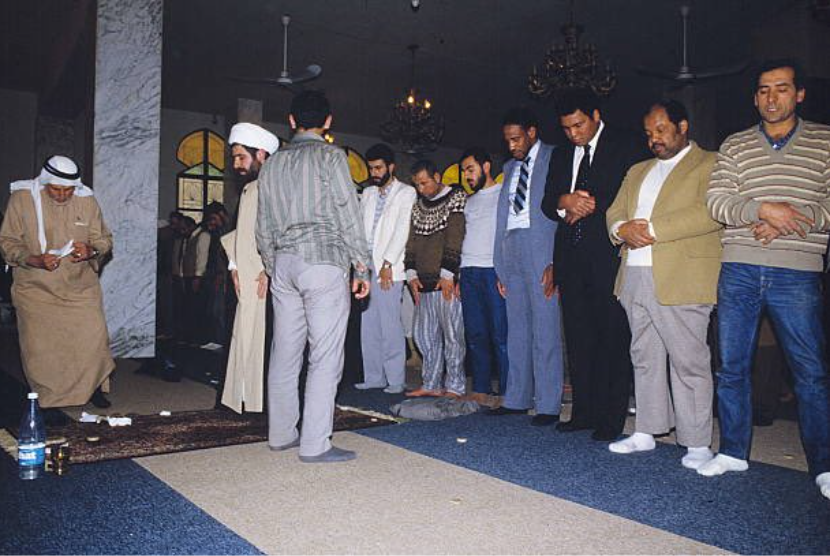 Foto Muhammad Ali jadi jamaah shalat diimami Syekh Naim Qassem saat mengunjungi Lebanon pada 1985.