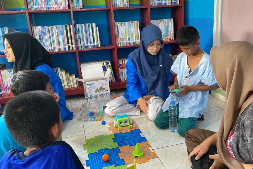 Di Kampung Literasi Punggur, tepatnya di TBM Punggur Cerdas, kegiatan edukatif berlangsung selama bulan Oktober 2024. Anak-anak di sana berkesempatan untuk mengenal ilmu teknologi melalui program edukasi yang dirancang oleh tim peneliti dari Universitas BSI (Bina Sarana Informatika). 