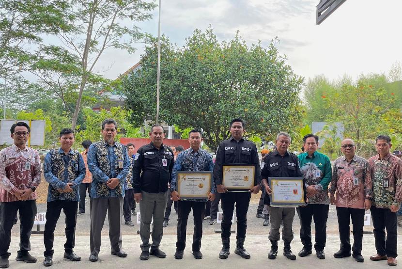 Kepala Badan Penanggulangan Bencana Daerah (BPBD) Provinsi Kalimantan Selatan, Raden Suria Fadliansyah memberikan reward penghargaan kepada empat orang pegawai non ASN di jajarannya. 