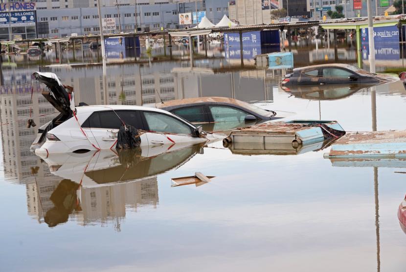 Mobil terendam pascabanjir di Valencia, Spanyol, Jumat, 1 November 2024. 