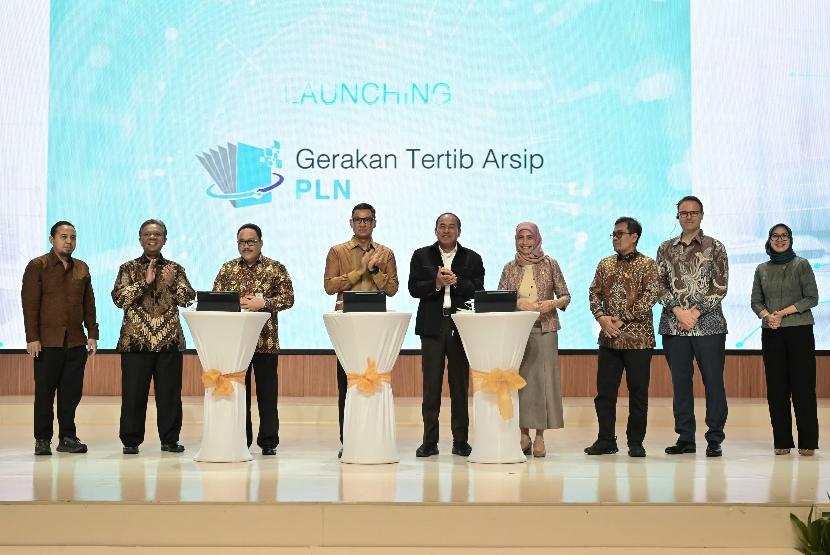 Direktur Utama PLN, Darmawan Prasodjo (keempat dari kiri) bersama Kepala Arsip Nasional Republik Indonesia, Imam Gunarto (ketiga dari kiri), dan Kepala Badan Pemulihan Aset Kejaksaan Agung RI, Amir Yanto (tengah), didampingi oleh Direktur Keuangan PLN, Sinthya Roesly (keempat dari kanan), Direktur Legal dan Manajemen Human Capital PLN, Yusuf Didi Setiarto (kedua dari kiri), Direktur Manajemen Pembangkitan PLN, Adi Lumakso (ketiga dari kanan), Direktur Utama PLN Icon Plus, Ari Rahmat Indra Cahyadi (kiri), Manager of the International Heritabe Cooperation Programme of National Archive of Netherlands, Johan Van Langen (kedua dari kanan), dan Executive Vice President General Affairs and Property Assets PLN, Arsyadany G. Akmalaputri (kanan) secara simbolis meluncurkan Gerakan Tertib Arsip, aplikasi New E-Arsip, dan implementasi Consolidated Service Solution (CSS) dalam acara Archival Launching and Workshop Integrated Corporate Records Management di Kantor Pusat PLN, Jakarta, Kamis (31/10).