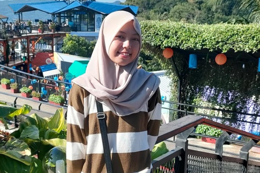 Amelia Rahmasari, atau akrab disapa Amel, seorang anak dari keluarga pedagang sederhana yang bercita-cita melanjutkan pendidikan hingga jenjang sarjana.