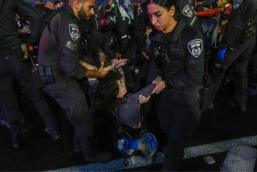 Polisi menangkap warga Israel yang berdemonstrasi menolak Perdana Menteri Benjamin Netanyahu di Tel Aviv, Israel, Selasa, 5 November 2024.