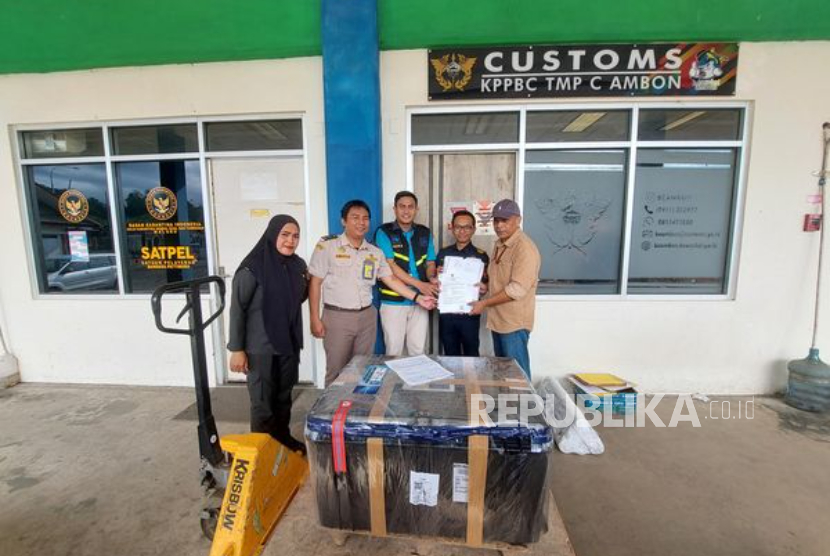 Bea Cukai Ambon layani importasi pemulangan 15 tengkorak manusia leluhur Desa Amtufu Lorulun, Kabupaten Kepulauan Tanimbar, pada Senin (04/11/2024). 