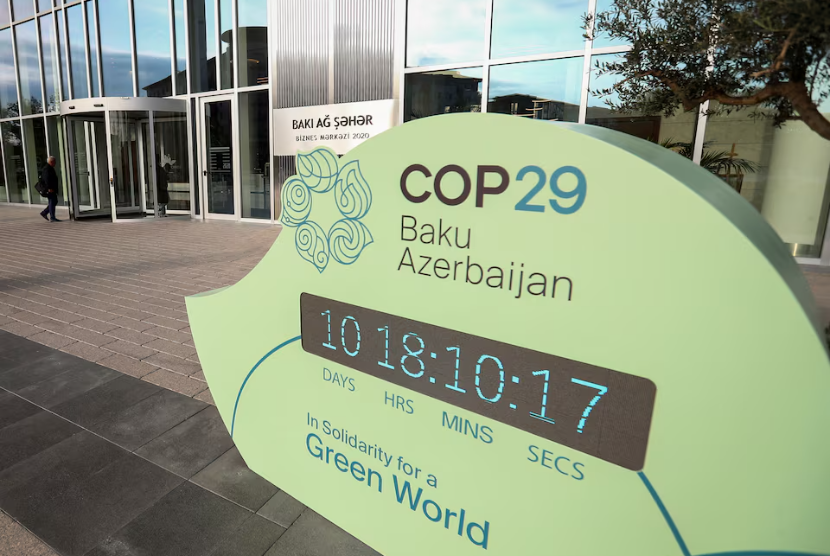  Jam hitung mundur untuk Konferensi Perubahan Iklim PBB COP29 terpasang di Baku, Azerbaijan, 31 Oktober 2024. 