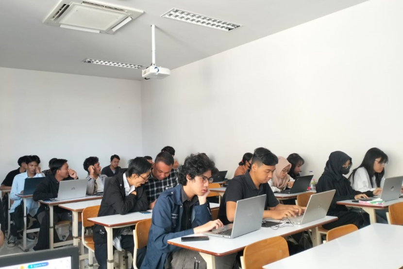 Dalam rangka meningkatkan kapasitas mahasiswa menghadapi dunia kerja berbasis teknologi, Universitas BSI (Bina Sarana Informatika) sebagai Kampus Digital Kreatif telah merancang kurikulum yang menitikberatkan pada penguasaan keterampilan digital. 