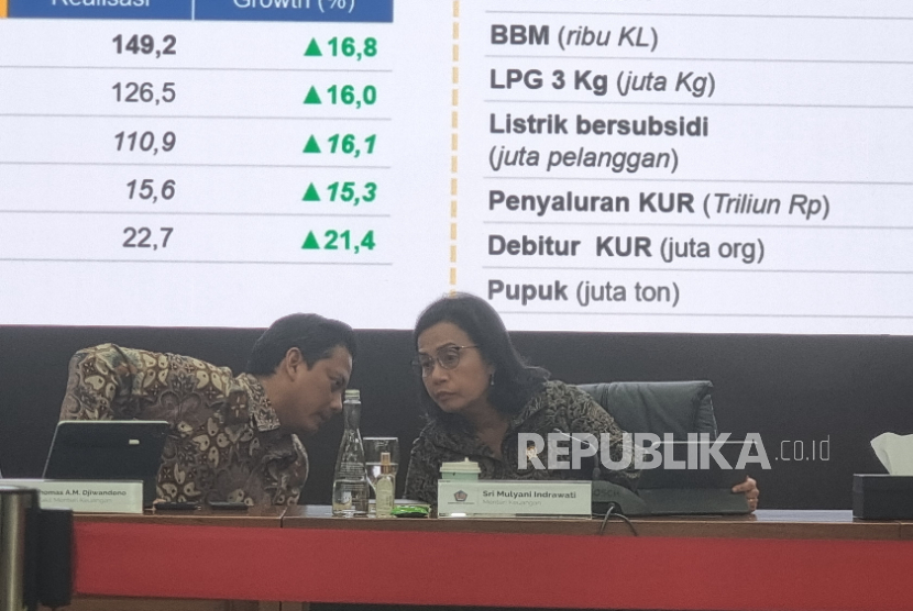 Menteri Keuangan Sri Mulyani Indrawati (kanan) berbincang dengan Wakil Menteri Keuangan Thomas Djiwandono saat konferensi pers APBN Kita di Jakarta, Jumat (8/11/2024).