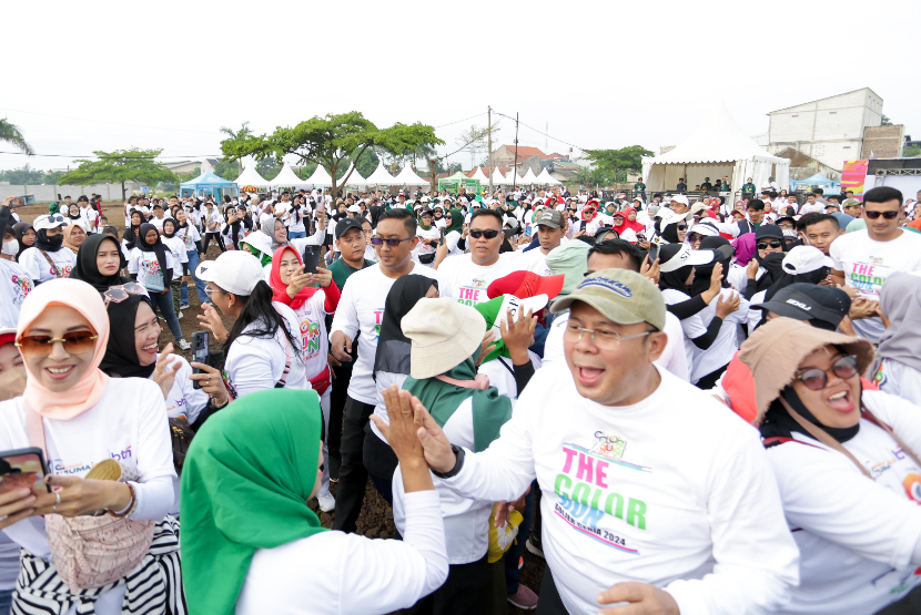 Dalam rangka memperingati Hari Pahlawan, puluhan ribu masyarakat Kabupaten Bandung merayakan acara tahunan Color Run Soljer Ceria 2024.