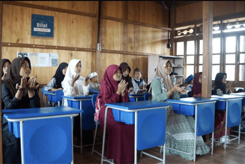 Pengembangan wakaf kawasan PBM (Pusat Belajar Mengaji) Az Zahra di wilayah Kecamatan Bukit Kemuning, Lampung Utara, Dompet Dhuafa meresmikan Pondok Modern Az Zahra pada Selasa (29/10/2024).