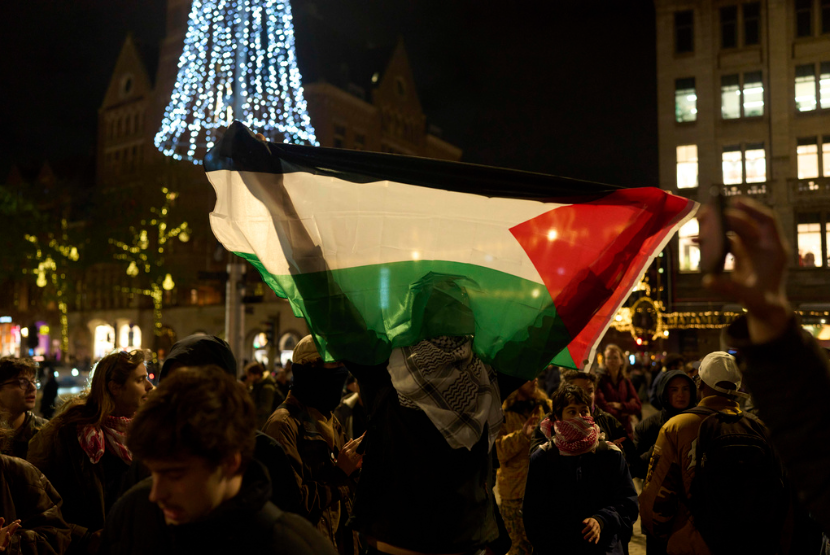 Seorang pengunjuk rasa pro-Palestina memegang bendera Palestina pada demonstrasi di Amsterdam, Belanda, Rabu, 13 November 2024.