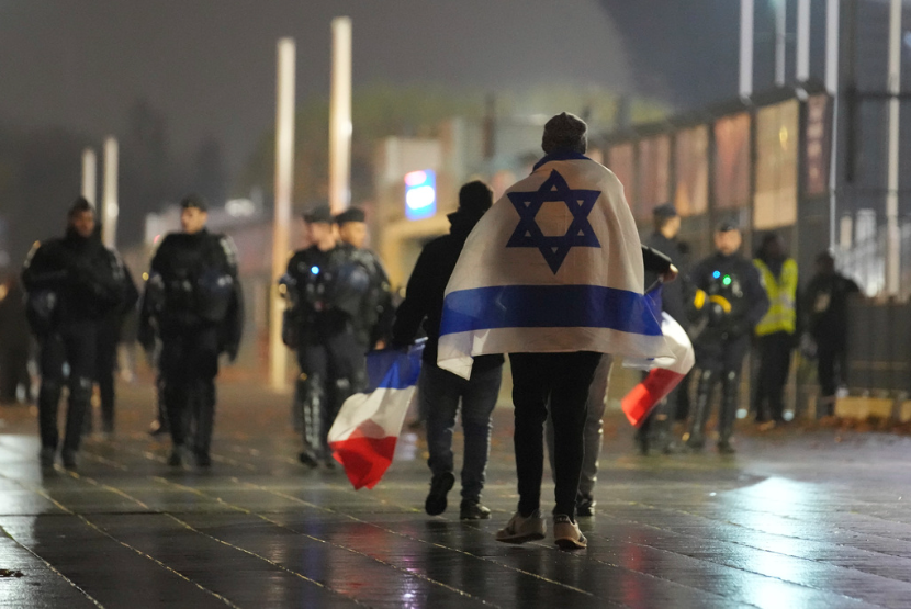 Pendukung Israel pergi setelah pertandingan Prancis melawan Israel di luar stadion Stade de France, Saint Denis, Kamis, 14 November 2024.