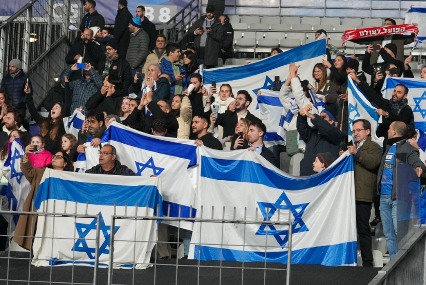 Pendukung sepak bola Israel membentangkan bendera dalam pertandingan Nations League Prancis melawan Israel di stadion Stade de France, Kamis, 14 November 2024 di Saint-Denis.