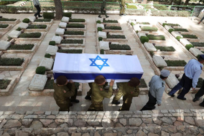 Tentara Israel membawa peti mati tentara Israel, saat pemakamannya di pemakaman militer Gunung Herzl di Yerusalem, 25 Oktober 2024. Israel akan menambah 600 makam lagi bagi tentara.