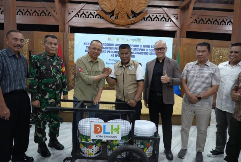 Wakil Ketua II DPRD Kota Bandung, Dr. H. Edwin Senjaya, S.E., M.M., menghadiri Kick-Off Penanganan Sampah Kota Bandung, di Pendopo Kota Bandung, Ahad, 27 Oktober 2024.