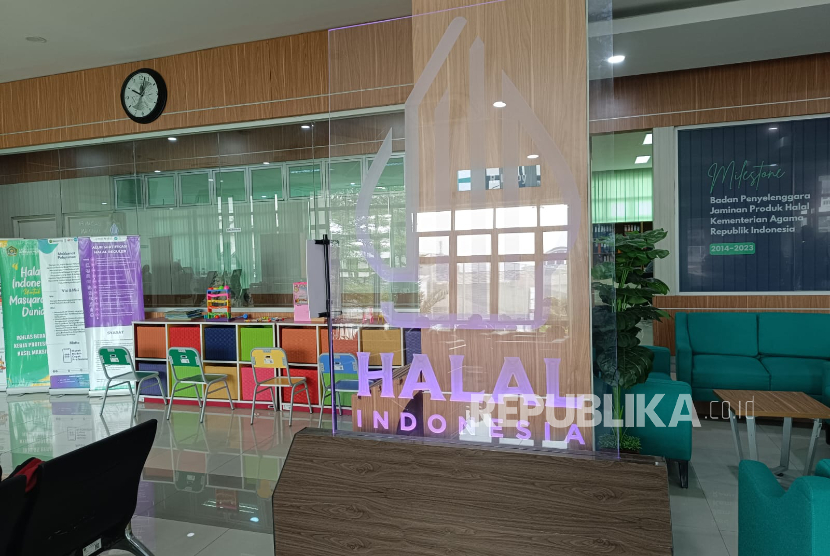 Ilustrasi logo halal. Gedung kantor Badan Penyelenggara Jaminan Produk Halal (BPJPH) di Pinang Ranti, Jakarta Timur, Jumat (15/11/2024).