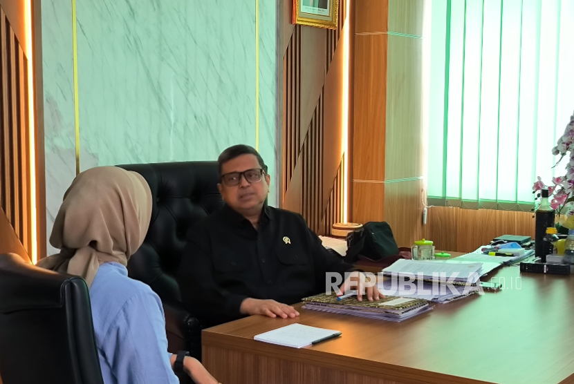 Kepala Badan Penyelenggara Jaminan Produk Halal (BPJPH) Ahmad Haikal Hassan saat diwawancarai Republika di kantornya, Jumat (15/11/2024).