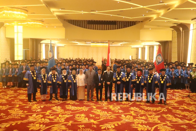 Universitas BSI (Bina Sarana Informatika) Kampus Pontianak baru saja menggelar Wisuda ke-16.