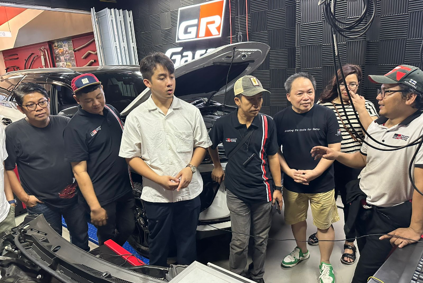 Anggota Gazoo Racing (GR) Enthusiast saat kegiatan di GR Garage Indonesia, Ruko Soho Ebony 2, Pantai Indah Kapuk 2, Jakarta. 