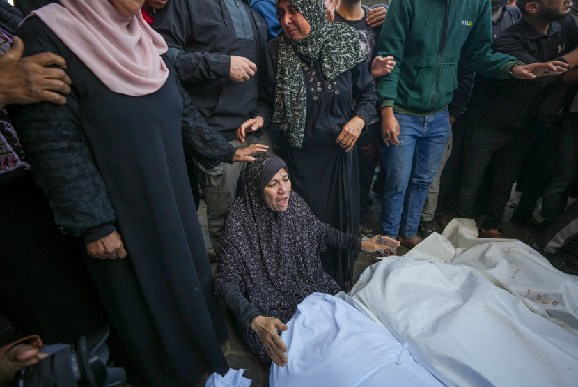 Seorang wanita berduka atas jenazah korban serangan udara Israel di luar rumah sakit di Deir al-Balah, Gaza, Minggu 17 November 2024.