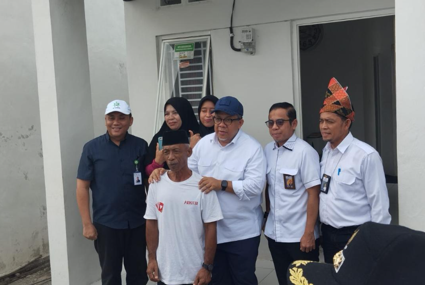 Komisioner Badan Pengelolaan Tabungan Perumahan Rakyat (BP Tapera), Heru Pudyo Nugroho, mendampingi kunjungan kerja Wakil Menteri Perumahan dan Kawasan Pemukiman (PKP) Fahri Hamzah di Kabupaten Sumbawa, Nusa Tenggara Barat (NTB), Sabtu (16/11/2024).