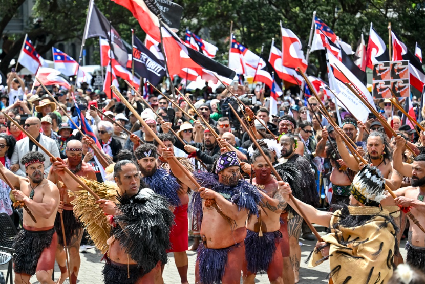 Masyarakat adat Māori melakukan protes di luar gedung parlemen di Wellington, Selandia Baru, Selasa, 19 November 2024. 