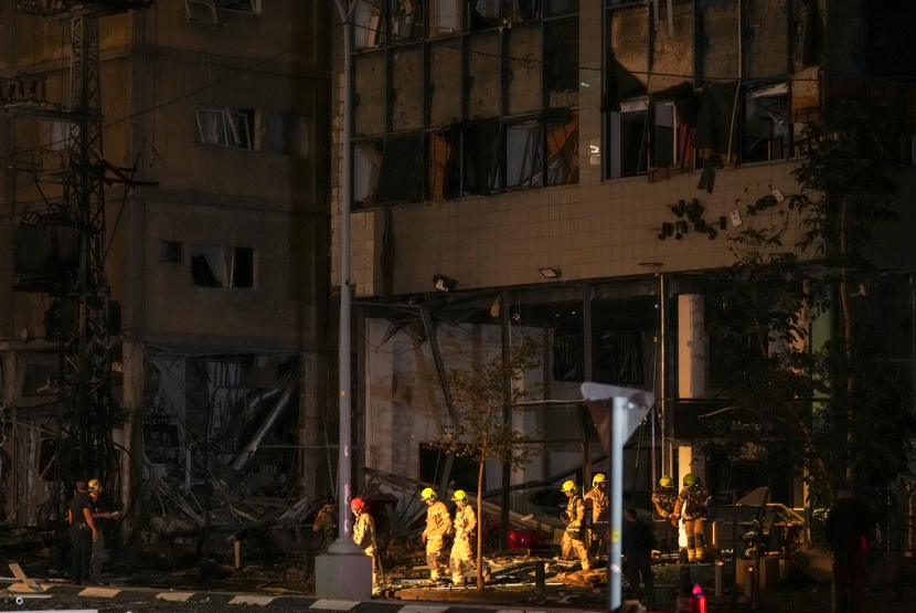 Pasukan keamanan mengepung dan memeriksa lokasi serangan roket di Ramat Gan, distrik Tel Aviv, Israel, Senin 18 November 2024. 