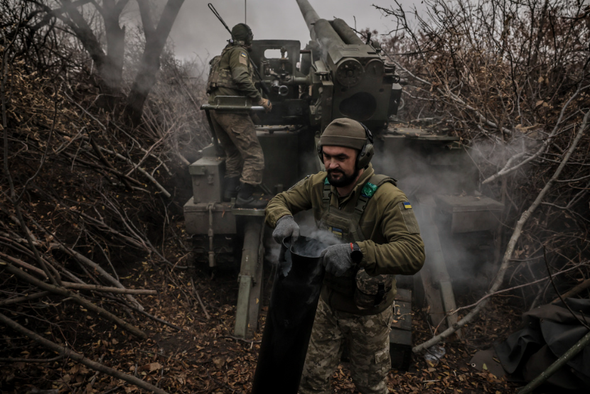 Tentara Ukraina menembakkan howitzer 152mm ke arah posisi Rusia di dekat Chasiv Yar, wilayah Donetsk, Ukraina, Senin, 18 November 2024. 