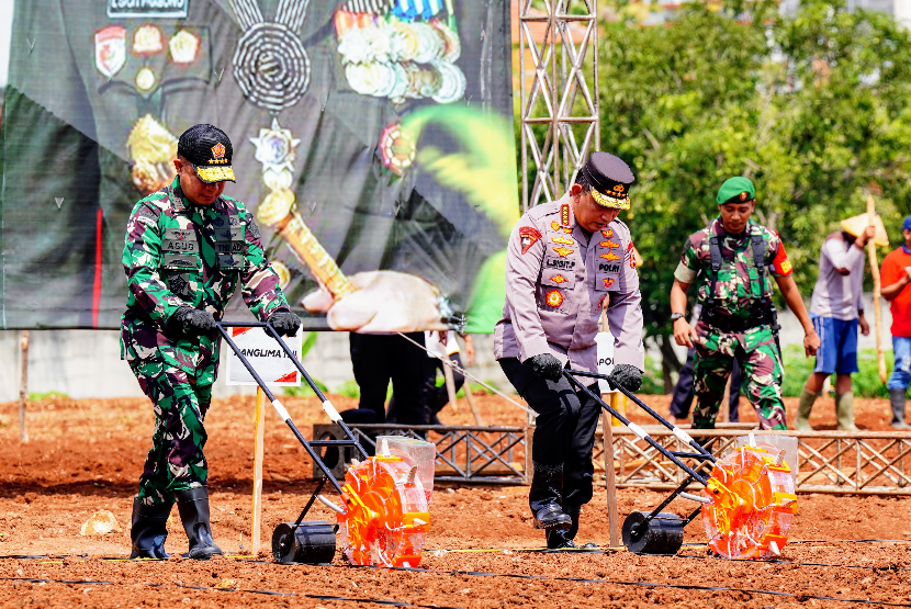 Kapolri Jenderal Pol Listyo Sigit Prabowo dan Panglima TNI Jenderal Agus Subiyanto melaksanakan kunjungan kerja ke Jawa Tengah, Kamis (21/11/2024). 