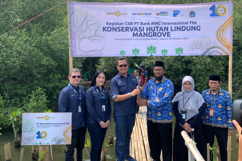 MNC Bank melaksanakan program kepedulian terhadap lingkungan melalui aksi konservasi hutan mangrove yang dilakukan di Hutan Lindung Mangrove, Kapuk, Jakarta.