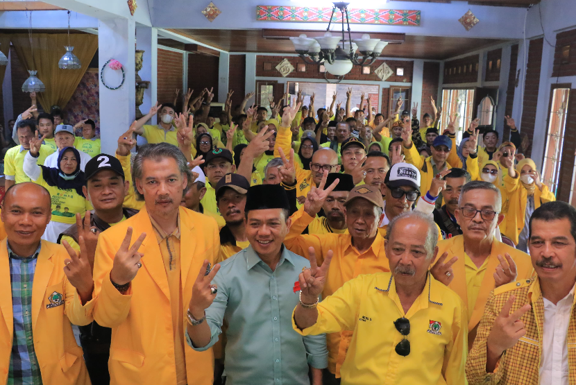 Tiba-tiba ratusan kader dan mantan pengurus Golkar Kabupaten Bandung berbondong-bondong pindah haluan mendukung pasangan Dadang Supriatna-Ali Syakieb.