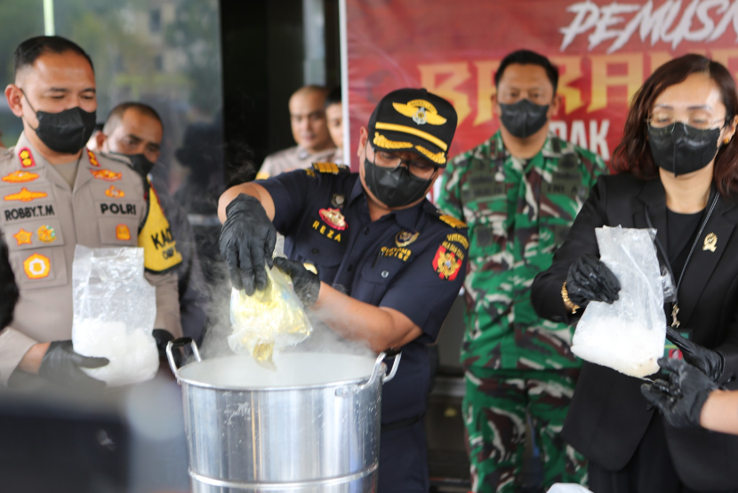 Bea Cukai Tanjung Balai Karimun hadir dalam pemusnahan barang bukti narkoba berupa 432,15 gram sabu dan 210 butir pil ekstasi hasil penindakan bersama Kepolisian Resor (Polres) Karimun dan Kodim 0317/TBK. 