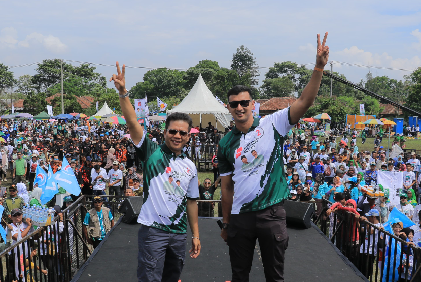 Pasangan Calon Bupati dan Wakil Bupati Bandung nomor urut 2, Dadang Supriatna-Ali Syakieb, menggelar kampanye akbar di Lapang Patal Banjaran, Kabupaten Bandung, Sabtu (23/11/2024).