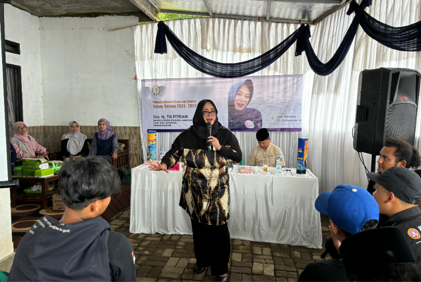 Anggota DPRD Provinsi Jawa Barat Tia Fitriani saat Sosialisasi Perda no 12 tahun 2010 tentang pengelolaan sampah bertempat di Desa Tenjolaya Kecamatan Pasir Jambu, Kabupaten Bandung, Jumat (22/11/2024).