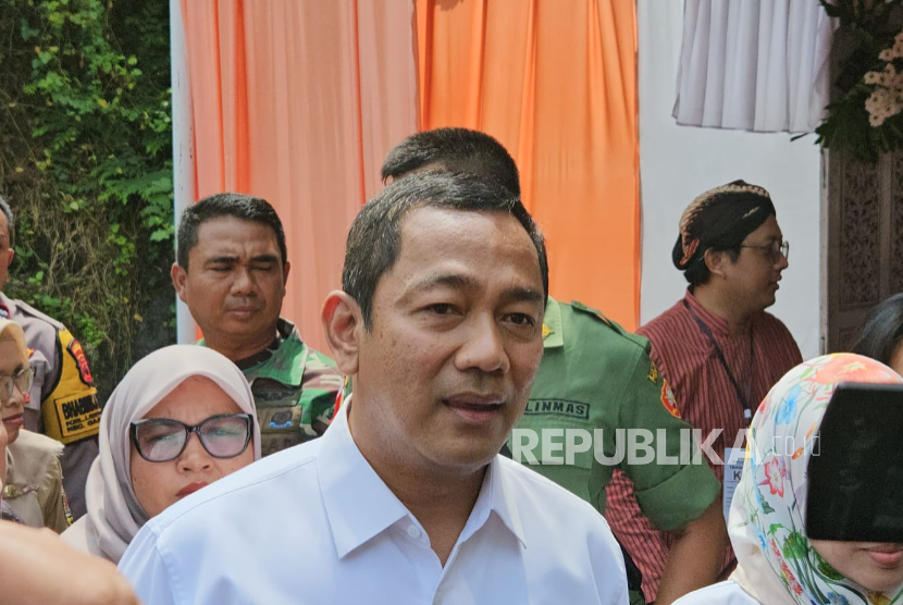 Cagub Jateng Hendrar Prihadi (Hendi) beserta anak dan istrinya menggunakan hak suaranya di Kota Semarang, Rabu (27/11/2024). Pasukan Andika-Hendi terpukul dengan hasil hitung cepat Pilgub Jateng.