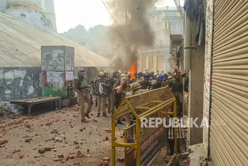 Polisi diturunkan mengatasi kerusuhan akibat survei masjid di Sambhal, Uttar Pradesh, India, Senin (25/11/2024).