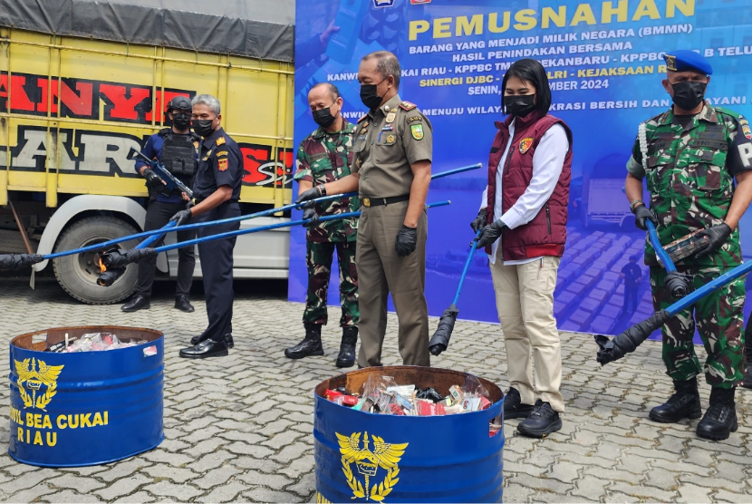 Bersinergi, Kantor Wilayah (Kanwil) Bea Cukai Riau, Bea Cukai Pekanbaru, dan Bea Cukai Teluk Bayur gelar pemusnahan barang hasil operasi penindakan bersama selama periode tahun 2022 sampai dengan 2024, yang telah berstatus sebagai barang yang menjadi milik negara (BMMN), di halaman Kanwil Bea Cukai Riau, Senin (25/11/2024).