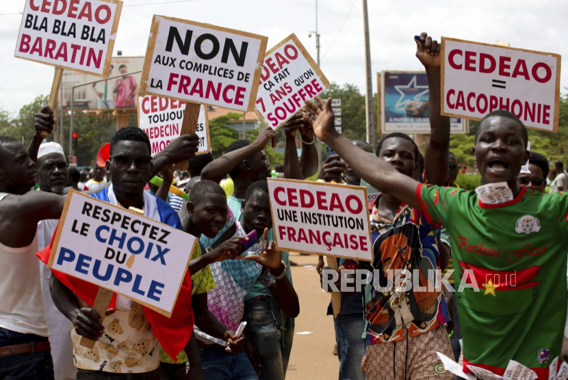 Pendukung kudeta melakukan protes menolak keberadaan Prancis di Ougadougou, Burkina Faso pada Oktober 2022. 