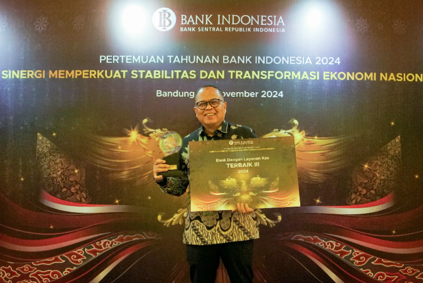 bank bjb berhasil meraih penghargaan sebagai Bank dengan Layanan Kas Terbaik 2024 pada acara Pertemuan Tahunan Bank Indonesia (PTBI) Provinsi Jawa Barat.