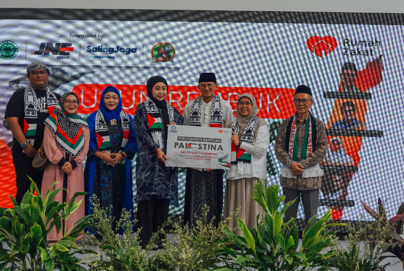 Lembaga Swadaya Masyarakat (LSM) Amgala Foundation secara simbolis menyerahkan bantuan untuk Palestina berupa sumur bor dan fasilitas penyediaan air bersih di Gaza, Palestina.