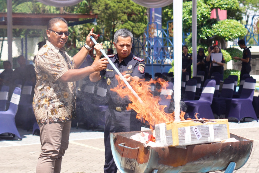 Bea Cukai Juanda menggelar konferensi pers pengungkapan hasil penindakan periode Januari sampai November 2024 dan pemusnahan barang menjadi milik negara (BMMN), pada Jumat (29/11/2024).