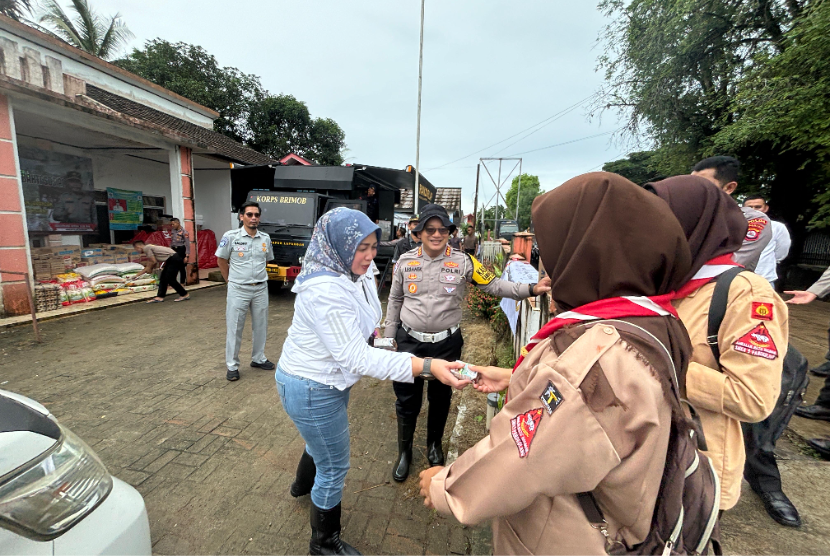 Tim Pembina Samsat Wilayah Hukum Polda Banten yang terdiri dari Ditlantas Polda Banten, Badan Pendapatan Daerah Provinsi Banten, dan PT Jasa Raharja Cabang Banten menggelar giat Bakti Sosial Korban Bencana Alam Banjir di Pagelaran, Patia, Kabupaten Pandeglang, Jumat (6/12/2024).