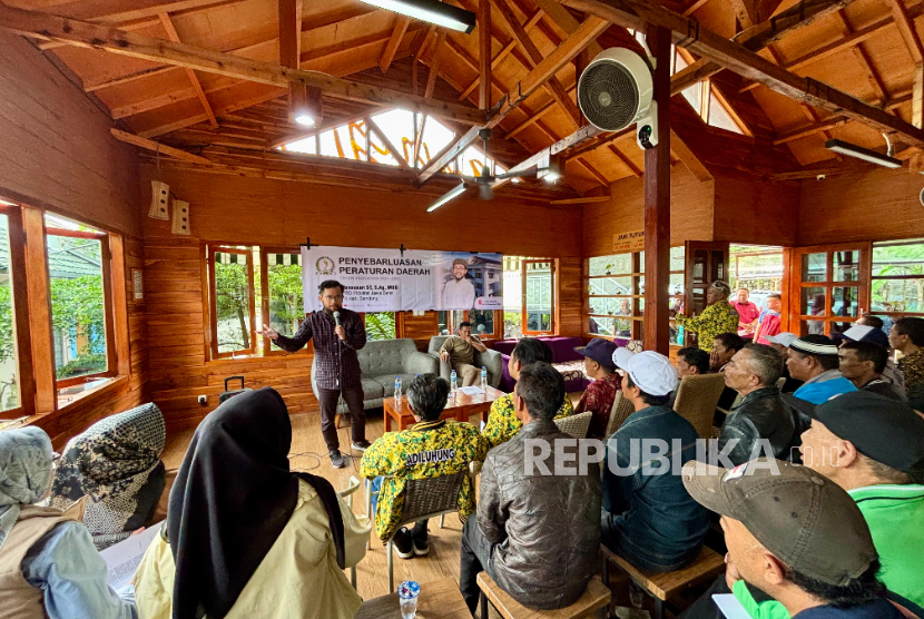 Anggota DPRD Provinsi H. Agung Yansusan, ST.,S.Ag.,MUD saat melaksanakan Penyebarluasan Perda Nomor 5 Tahun 2021 Tentang Perubahan Atas Perda Nomor 13 Tahun 2018 Tentang Penyelenggaraan Ketentraman, Ketertiban Umum dan Perlindungan Masyarakat di Cinunuk, Kecamatan Cileunyi, Kabupaten Bandung, Jum