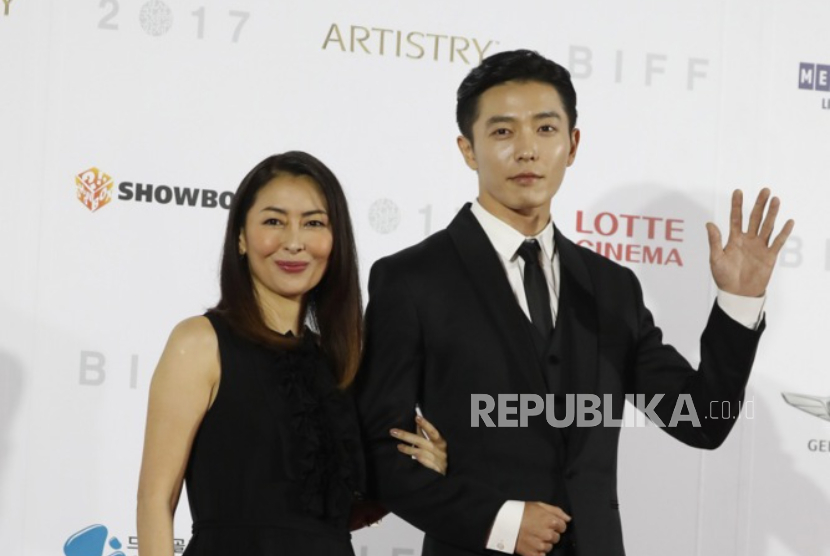 Aktris Jepang Nakayama Miho (kiri) dan aktor Korea Selatan Kim Jae-Uck (kanan) tiba di upacara pembukaan Festival Film Internasional Busan (BIFF) ke-22 di Busan, Korea Selatan, 12 Oktober 2017. Nakayama ditemukan meninggal dunia di kediamannya di Ebisu, Tokyo, pada Jumat (6/12/2024).