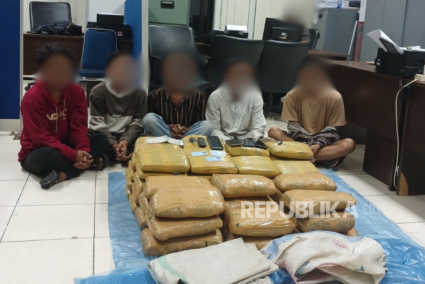 Bea Cukai Pangkalpinang, Badan Narkotika Nasional Provinsi (BNNP) Kepulauan Bangka Belitung, dan Kesyahbandaran dan Otoritas Pelabuhan (KSOP) Muntok gagalkan upaya penyelundupan narkotika jenis ganja seberat 54,94 kilogram.