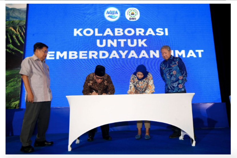 (Tengah) Bapak Dr. H. Imam Addauqutni MA., Wakil Ketua Umum DMI dengan Ibu Vera G. Sugijanto, VP General Secretary Danone Indonesia, menandatangani Nota Kesepahaman kemitraan strategis AQUA dengan Dewan Masjid Indonesia dengan disaksikan oleh (paling kiri) Bapak Dr. (H.C.) Drs. H. Muhammad Jusuf Kalla, Ketua Umum DMI, (paling kanan) Bapak Janto Utomo, Komisaris & Perwakilan Pendiri AQUA di Pabrik AQUA di Mekarsari, Sukabumi pada Jumat (6/12/2024).  