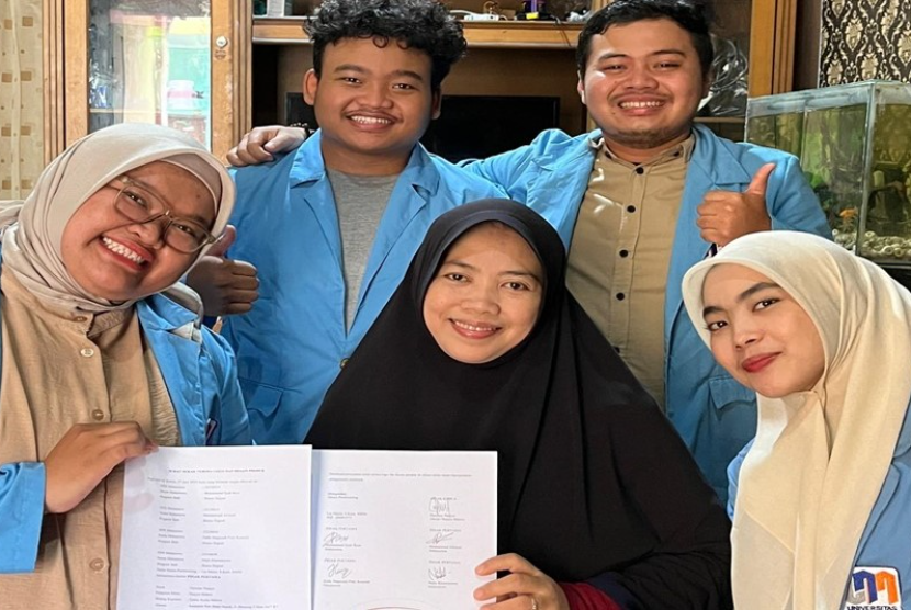 Kelompok mahasiswa prodi Bisnis Digital UNM yang terdiri dari Muhammad Syah Reza, Zalfa Naqiyyah P K, Muhammad Afriezal dan Najla Khaerunisa berhasil memberikan transformasi digital yang signifikan kepada Usaha Bolen Pisang Coklat “Naqiya Bakery”.