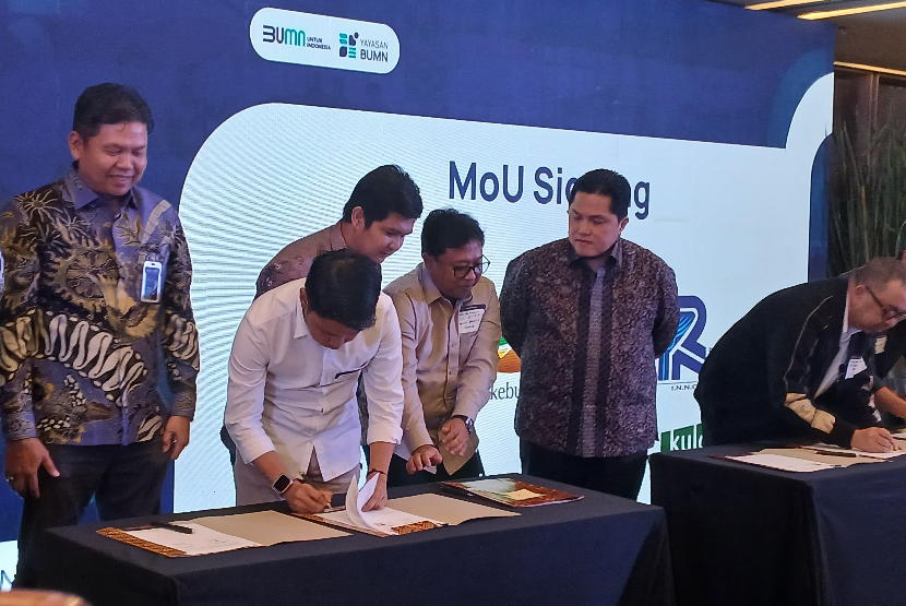 Menteri BUMN Erick Thohir menghadiri acara Final Showcase Pikiran Terbaik Negeri yang diselenggarakan Yayasan BUMN di Avenue on 5, Tendean, Jakarta, Rabu (11/12/2024).  