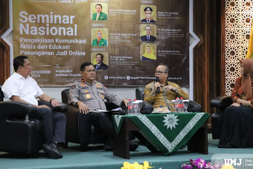 Dr. Nursodik Gunarjo, M.Si., Brigjen Pol. Gatot Repli Handoko, S.I.K., dan Dr. Tria Patrianti, M.I.Kom. saat menyampaikan materi dalam Seminar Nasional di Auditorium Kasman Singodimedjo, Rabu (11/12/2024).