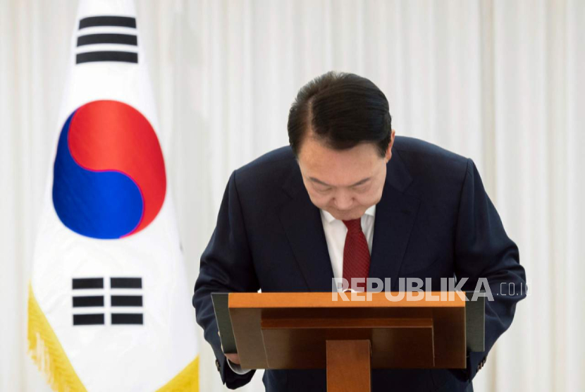 Presiden Korea Selatan Yoon Suk Yeol membungkuk saat menyampaikan pidato di kediaman presiden di Seoul, Korea Selatan, Sabtu, 14 Desember 2024. 