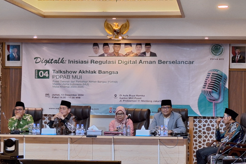 Pusat Dakwah dan Perbaikan Akhlak Bangsa (PDPAB) Majelis Ulama Indonesia (MUI) menggelar Talkshow Akhlak Bangsa edisi ke-IV bertajuk Digitalk: Inisiasi Regulasi Aman Berselancar, yang dilaksanakan pada (13/12/2024) di Aula Buya Hamka Gedung MUI Pusat.